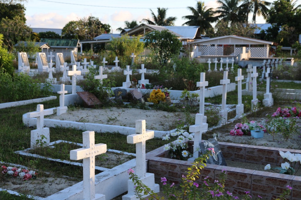 Der Friedhof von Tautira: Es scheint, als gäbe es deutlich mehr Tote als Lebende